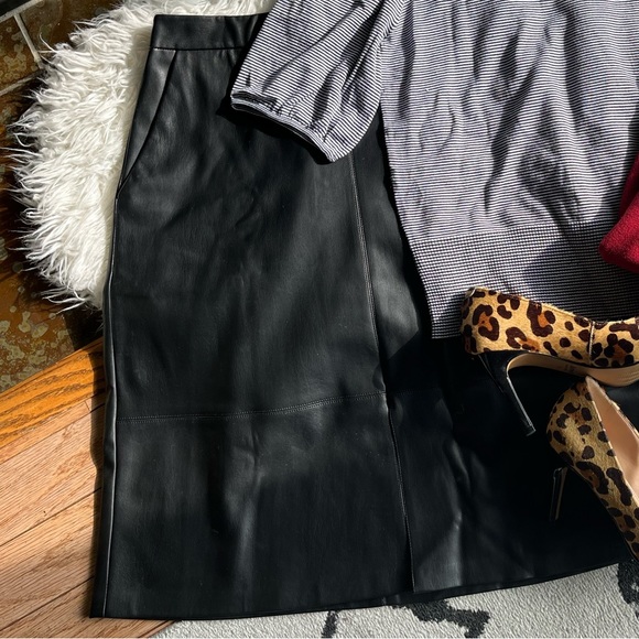 Beautiful faux leather skirt - Excellent condition - Picture 1 of 5